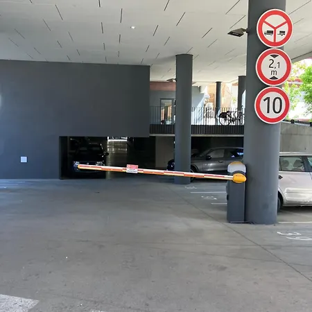 Center Premium With Private Garage Parking *